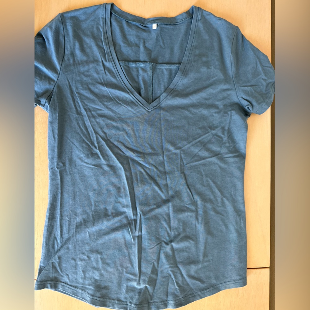 Alphalete v neck tee